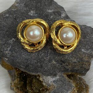Vintage Gold Interlinking Textured Triple Circle w/ Faux Pearl Center Clip-On